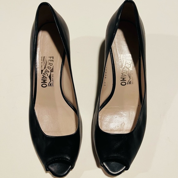 Salvatore Ferragamo Women’s Beautiful Classic Open Toe Slip On Heels Size 8.5B - Picture 2 of 7